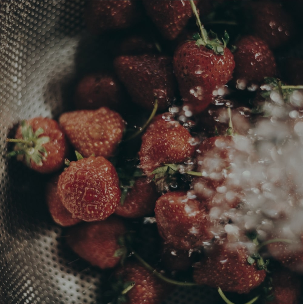 Erdbeeren werden in Sieb gewaschen