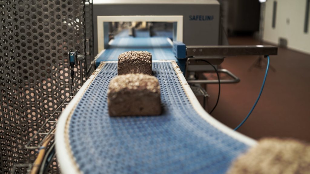 Bild eines Fließbandes in der Brotproduktion eines Lebensmittelbetriebs
