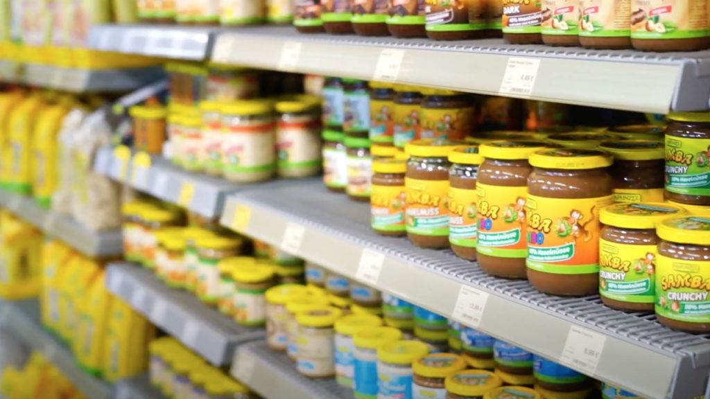 Regal im Verkaufsraum des Lebensmitteleinzelhandel mit verschiedenen Produkten